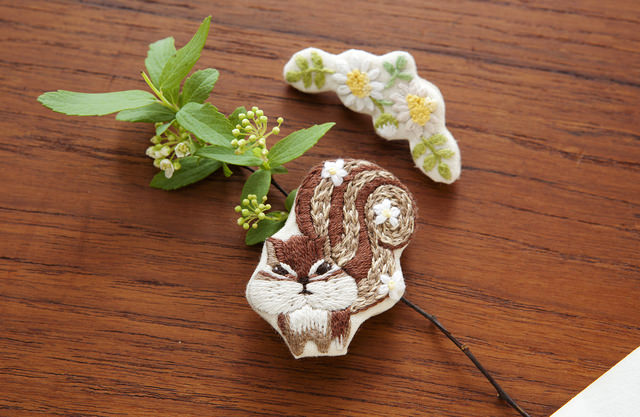 Chicchi 動物刺繍作家 動物刺しゅうキット りすさんとカモミール ブローチ